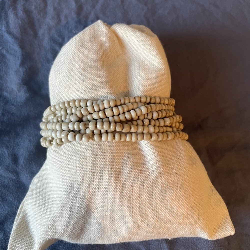 Multi Strand Cream Bead Stretch Bracelet With Chunky Wood Clasp EUC - Picture 4 of 5